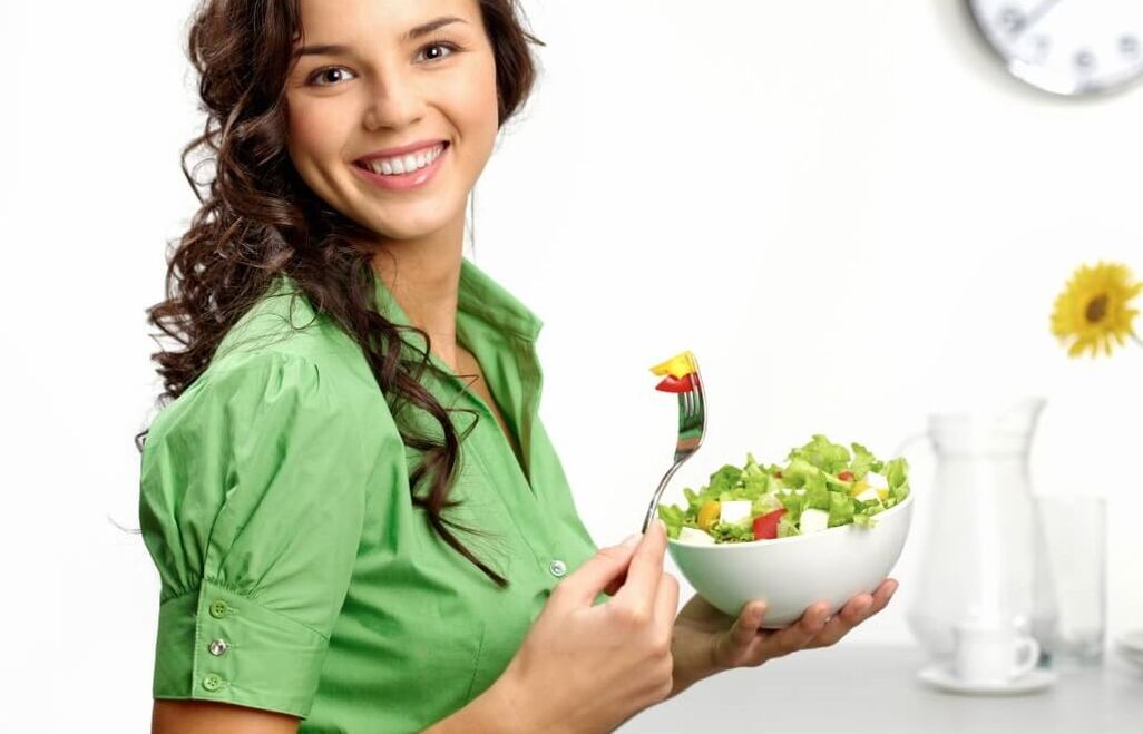Nena comendo ensalada de verduras nunha dieta de 6 flores