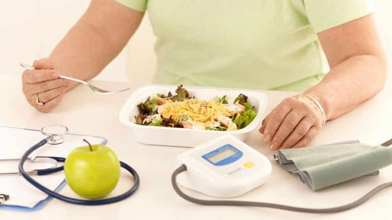 Unha muller con diabetes seguirá as recomendacións do médico para a alimentación dietética