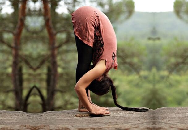Postura de ioga Uttanasana para adelgazar