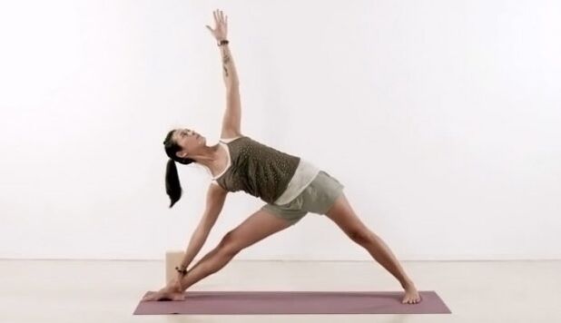 Postura triangular de ioga para adelgazar
